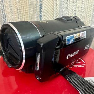 Canon Vixia HF21 Camcorder, includes case and extra battery